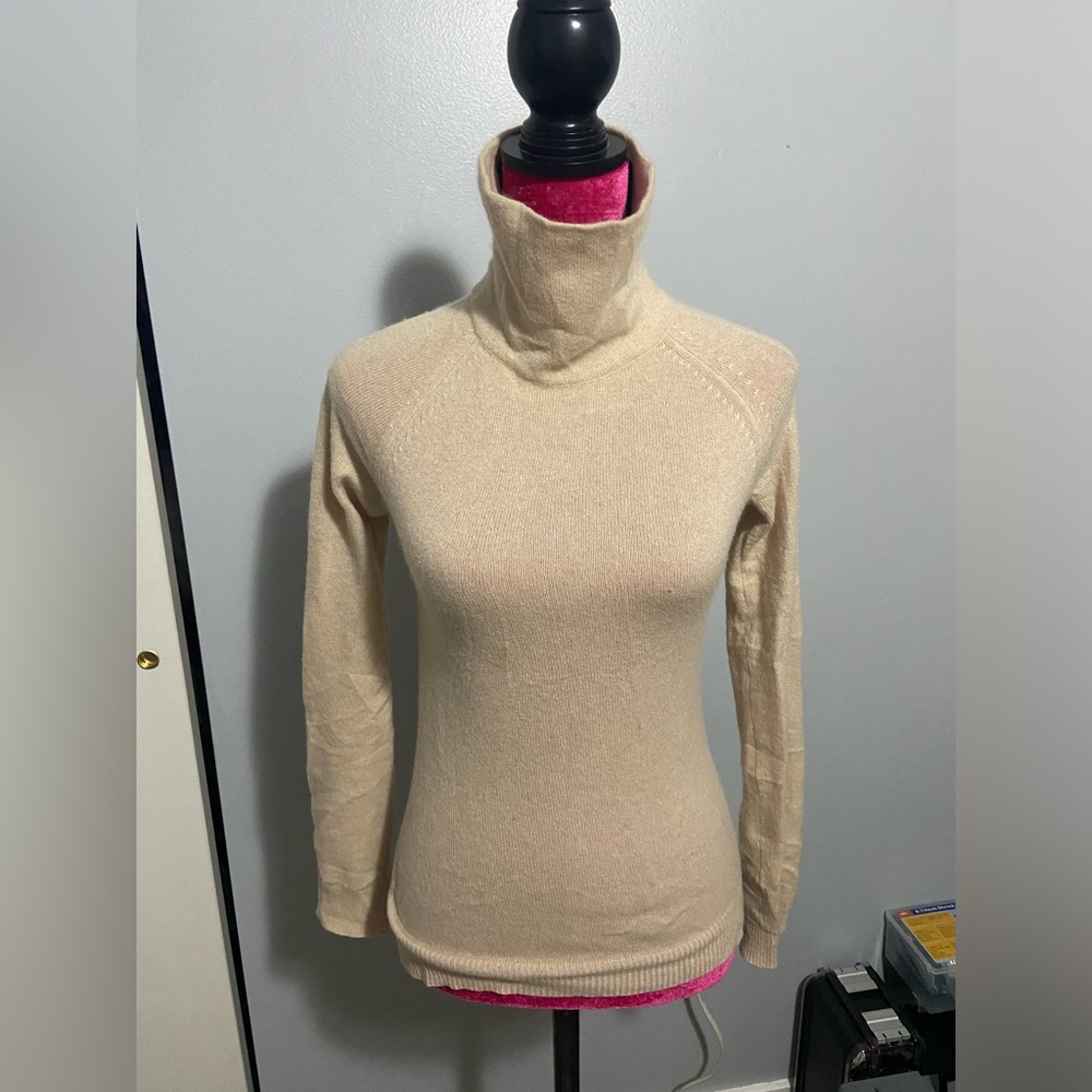 Bloomingdales Aqua cream turtleneck sweater small